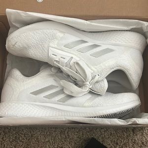I’m selling adidas shoes in womens size